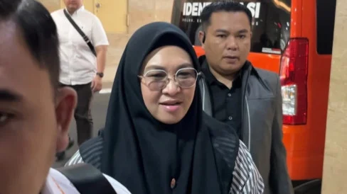 6abe5680584b7-bupati-gowa-sitti-husniah-talenrang-setelah-selesai-menjalani-pemeriksaan-perdana-sebagai-tersangka-dalam-kasus-pemerasan_488_274