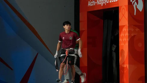 6abff294d4915-atlet-panjat-tebing-indonesia-putra-tri-ramadani-di-asian-games-2026_488_274