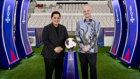 6ac288220042d-presiden-fifa-gianni-infantino-dan-ketua-umum-pssi-erick-thohir_488_274