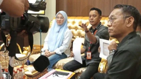 6ac2b24e9c9a4-bupati-gowa-sitti-husniah-talenrang-kiri-didampingi-kuasa-hukumnya-adhi-bintang-menyampaikan-keterangan-di-gowa-sulawesi-selatan-minggu-410_488_274