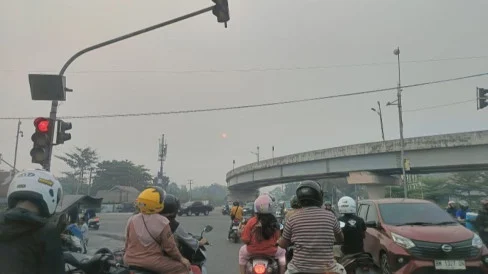 6ac73b675849a-kondisi-kota-pekanbaru-yang-diselimuti-kabut-asap-kiriman-akibat-kebakaran-hutan-dan-lahan-di-selatan-sumatera_488_274