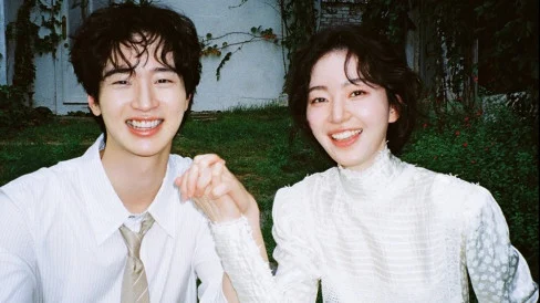 6ac9a6866aed8-jang-dong-yoon-dan-kim-seung-yoon-resmi-menikah_488_274