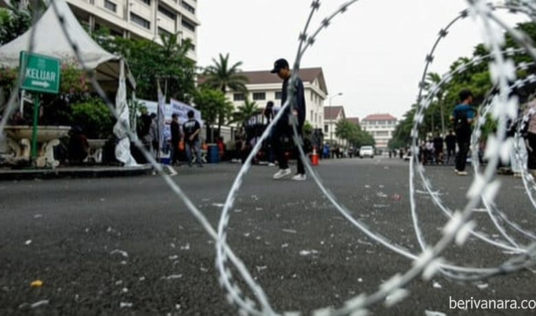 Key Strategy: Lensa Berbicara: Kondisi Hotel Sultan Jelang Dieksekusi, Penuh Banner Penolakan hingga Terpasang Kawat Berduri