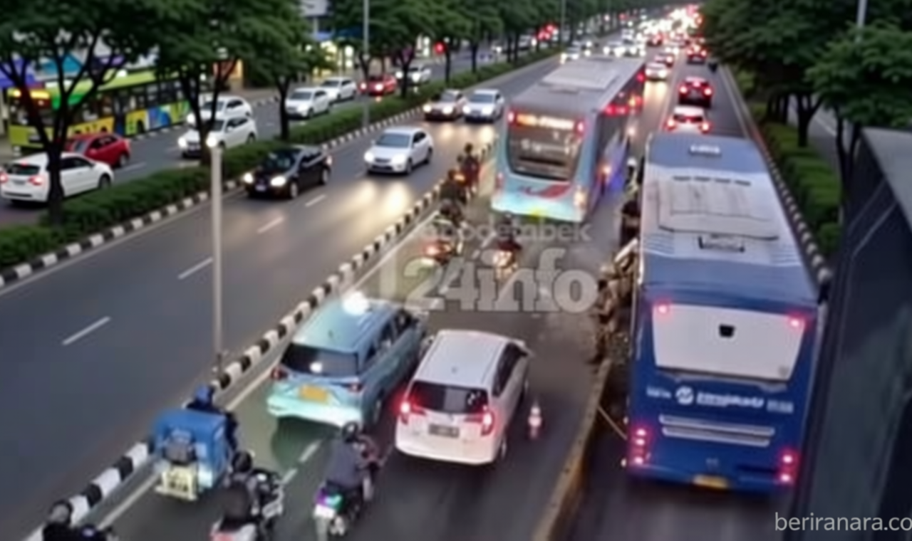 Bus TransJakarta Tabrak Pembatas Jalan di Depan Halte Cikoko – Jalan Sempat Macet Cukup Panjang