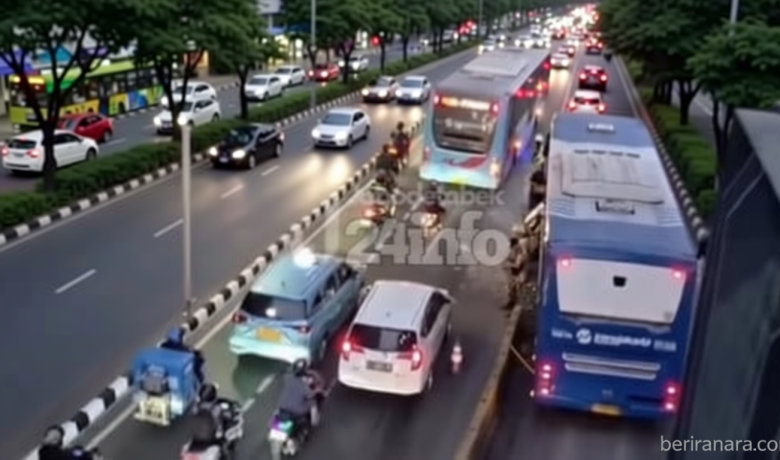 Bus TransJakarta Tabrak Pembatas Jalan di Depan Halte Cikoko – Jalan Sempat Macet Cukup Panjang