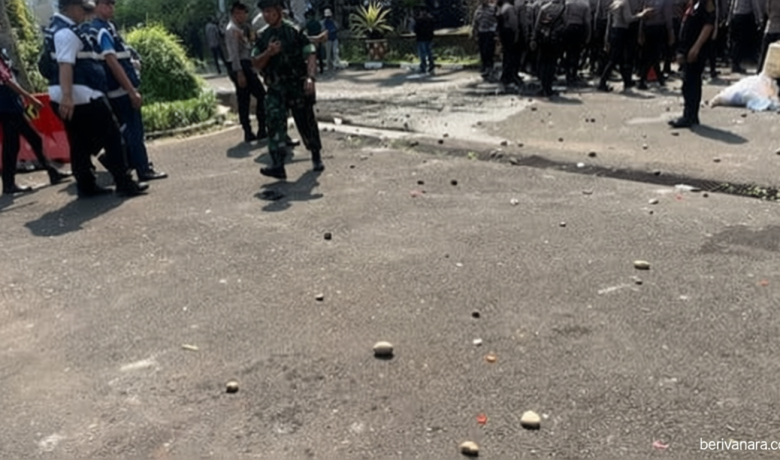 Breaking News! Proses Eksekusi Hotel Sultan Ricuh – Simpatisan Lempar Botol-Batu