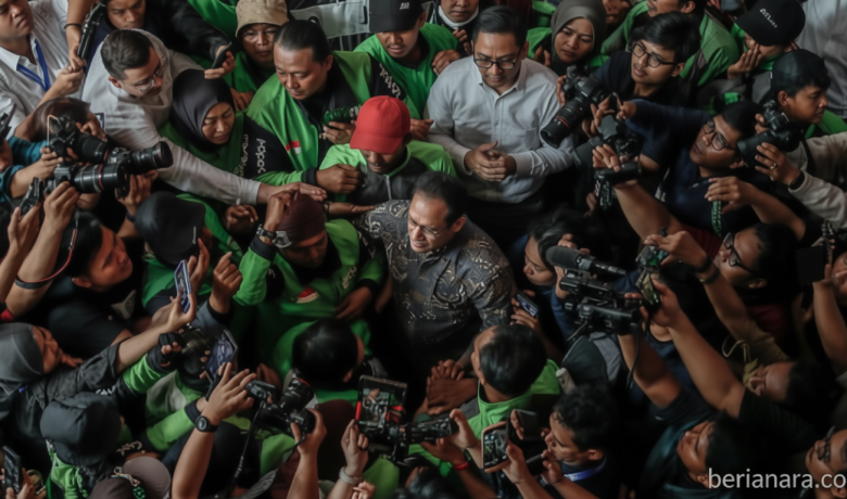 Visit Agenda: Lensa Berbicara: Potret Dukungan untuk Nadiem Makarim di Sidang Putusan, Driver Ojol Setia Menunggu