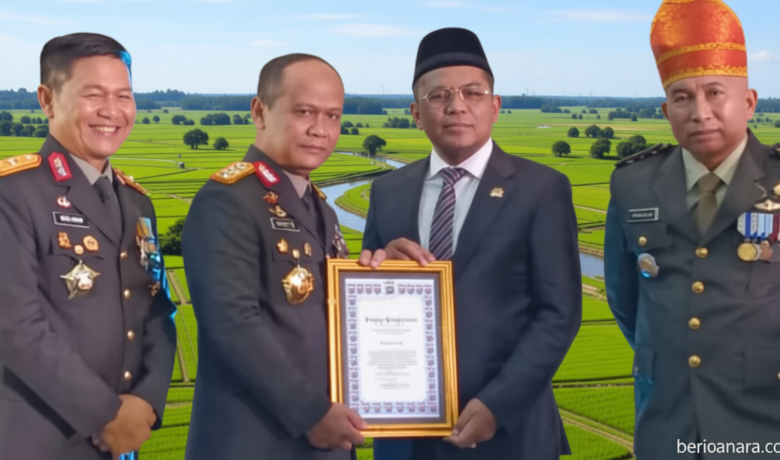 What Happened During: Anggota DPR R Fraksi PAN Arisal Aziz Raih Penghargaan Kampung Anti Narkoba dari Polda Sumbar