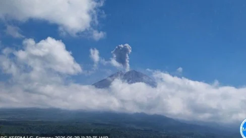 Gunung Semeru Erupsi 8 Kali Sehari – Letusan Tertinggi Capai 900 Meter di Atas Puncak
