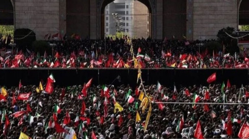 Ketika Kepalan Tangan Ali Khamenei Ada di Sepanjang Jalan di Iran