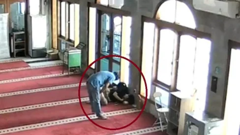 Beraksi di Waktu Dhuha – Detik-Detik Pria Curi Ponsel Jemaah yang Tidur di Masjid Duren Sawit Terekam CCTV