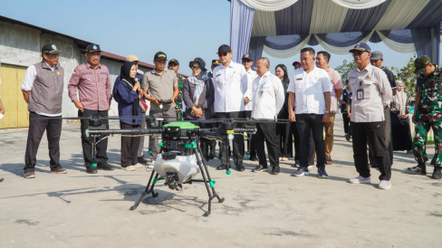 Antisipasi Gagal Panen – Pemkab Lamongan Semprot Hama secara Serentak di 19 Kecamatan dengan Drone