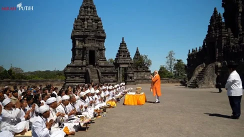 Historic Moment: PM India Modi Terharu di Candi Prambanan: ‘Om Namah Shivaya’ Bergema di Indonesia