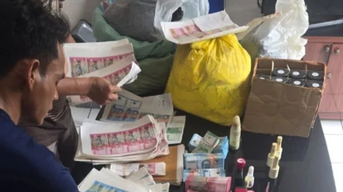 Modal Lem Hingga Cat Semprot – Pria di Tangerang Sulap Kertas Jadi Uang: Polisi Buru Sosok Misterius Ini