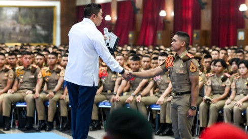 Solution For: Seskab Teddy Turun Langsung Beri Pembekalan ke Akmil, Kepala Bakom: Taruna Membutuhkan Teladan Nyata