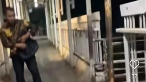 Viral! Pria Diduga Beraksi Eksibisionis di JPO Halte Busway Grogol