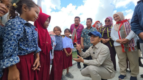 New Policy: Pastikan Program Presiden Prabowo Menjangkau Wilayah Kepulauan, Wamendikdasmen Fajar Sapa Peserta MPLS Anak Suku Bajo di Wakatobi