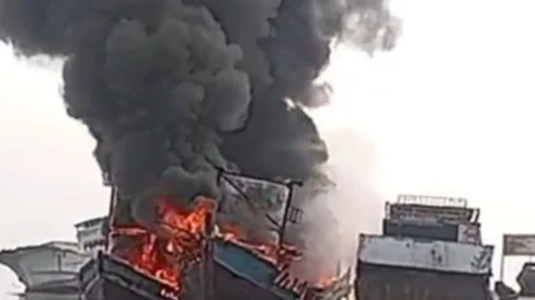 Detik Tiga Kapal Terbakar saat Sandar di Dermaga Muara Angke – Puluhan Personel Dikerahkan