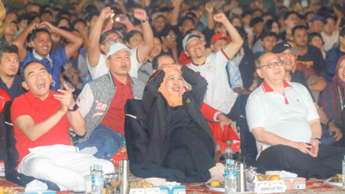 What Happened During: Gubernur Khofifah Nobar Final Piala Dunia bersama Ribuan Warga,, Sepak Bola Jadi Penyatu Kebersamaan dan Sportivitas