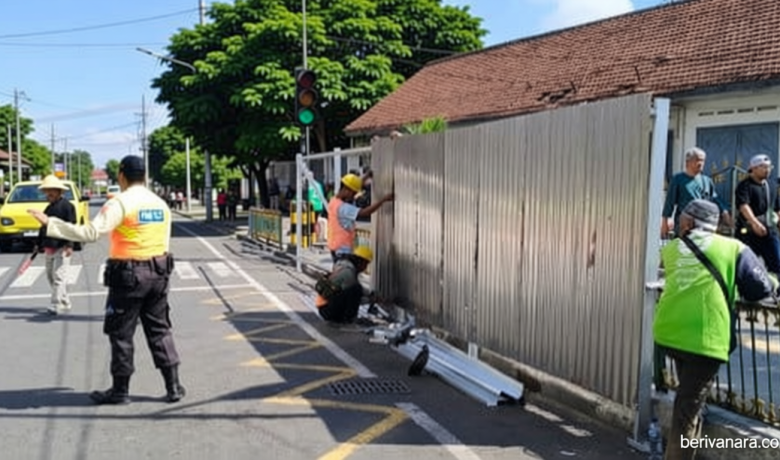 KAI Daop 6 Tertibkan Sejumlah Kios dan PKL Liar di Sisi Selatan Stasiun Yogyakarta