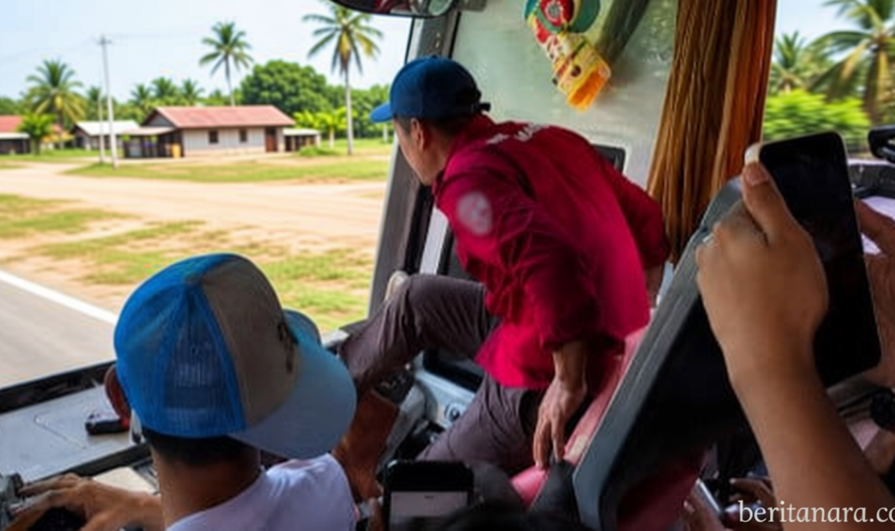 Viral! Sopir Bus Pariwisata Lakukan Aksi Berbahaya di Jalan, Kendalikan Setir Pakai Kaki Dikecam Publik