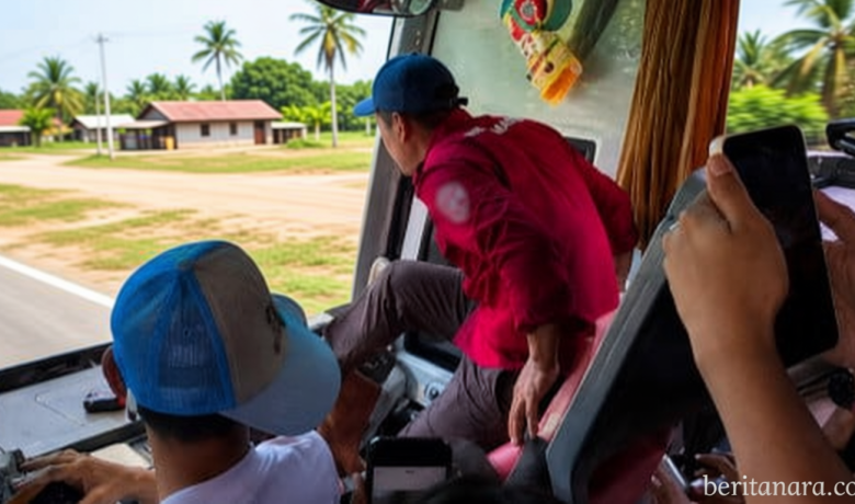 Viral! Sopir Bus Pariwisata Lakukan Aksi Berbahaya di Jalan, Kendalikan Setir Pakai Kaki Dikecam Publik