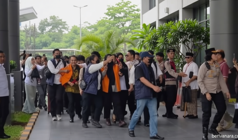 Dokter Tifa Jalani Sidang Perdana Kasus Ijazah Jokowi – Sebut Tidak Ada “Bohir”