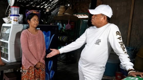 Dedi Mulyadi Kagum saat Sambangi Rumah Warga di Indramayu, Puji Suami-istri yang Setia Rawat Ortu: Saya Bantu Rp50 Juta