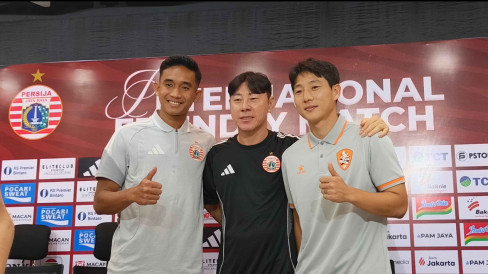 Rizky Ridho Kebingungan Lihat Shin Tae-yong Asyik Ngobrol Bahasa Korea dengan Pemain Brisbane Roar