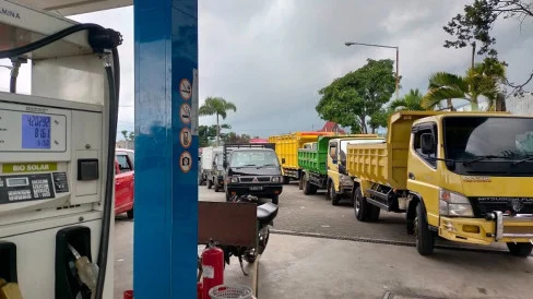 61808d16bebeb-antrean-kendaraan-yang-ingin-isi-solar-di-spbu-di-ruteng-manggarai_tvonenews_488_274