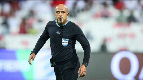 6733501d7e71a-wasit-asal-oman-ahmed-al-kaf-yang-memimpin-laga-bahrain-menulis-sesuatu-jelang-timnas-indonesia-vs-jepang_488_274