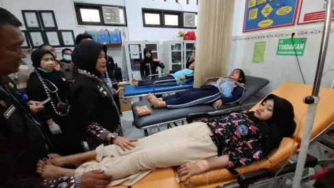 68df5757db4de-diduga-keracunan-mbg-belasan-siswa-rawat-inap_488_274