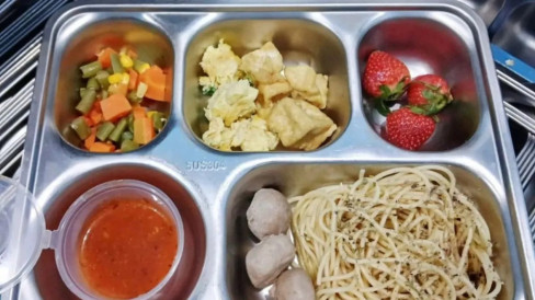 69d0bff2f2d42-menu-makan-bergizi-gratis-mbg-yang-diterima-di-sdn-pondok-kelapa-01-duren-sawit_488_274