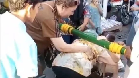 6a96c0bb0a621-tangkapan-layar-sebuah-video-yang-memperlihatkan-wisatawan-pengguna-kursi-roda-kesulitan-melintasi-portal-teleskopik-di-kawasan-malioboro-yogyakarta-minggu-3082026_488_274