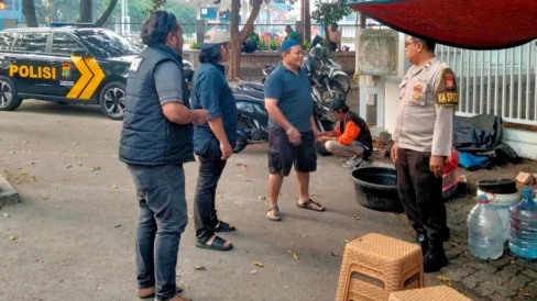 6a9c309b2041e-sopir-taksi-nekat-bakar-gerobak-pedagang-akringan-di-jakarta-timur_488_274