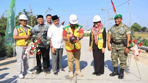6a9e4b89d6f42-peresmian-proyek-betonisasi-jpd-klampok-munggugebang_488_274