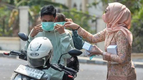 6a9e7c45cb443-pengendara-sepeda-motor-memakai-masker-yang-dibagikan-anggota-dharma-wanita-persatuan-dwp-kabupaten-lampung-selatan-di-kalianda-kabupaten-lampung-selatan-lampung-senin-79_488_274