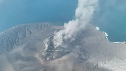 6a9ec6ebdbaff-tampilan-foto-udara-erupsi-gunung-anak-krakatau_488_274