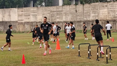 6aa0033a22540-latihan-persija-jakarta-jelang-lawan-persib-bandung_488_274