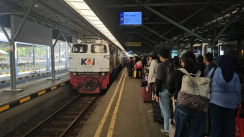 6aa0d8a12538a-penumpang-kereta-tujuan-jakarta-masih-meningkat_488_274