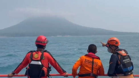 6aa5397db3778-baznas-tanggap-bencana-gabung-sar-cari-5-jurnalis-dan-3-awak-kapal-hilang-di-krakatau_488_274