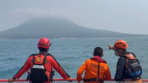 6aa5397db3778-baznas-tanggap-bencana-gabung-sar-cari-5-jurnalis-dan-3-awak-kapal-hilang-di-krakatau_488_274