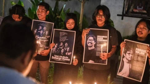 6aa59fd75d8b6-para-jurnalis-sultra-memegang-foto-pewarta-yang-hilang-di-selat-sunda-sembari-memanjatkan-doa-di-kendari-pada-sabtu-1292026-malam_488_274
