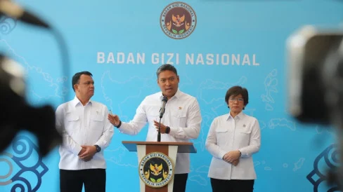 6aa665c6b2a15-kepala-badan-gizi-nasional-bgn-sudaryono-saat-melakukan-konfrensi-pers-di-kantor-bgn-jakarta_488_274