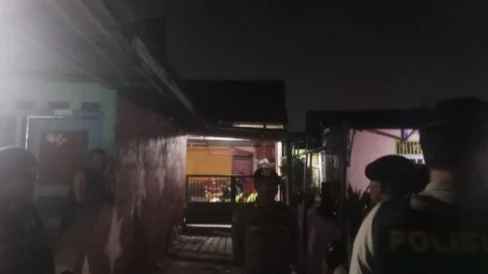 6aa714cf39c50-kondisi-rumah-milik-ibu-mertua-salah-satu-kontraktor-di-kota-bengkulu-yaitu-adi-sumarta-yang-dilakukan-penggeledahan-oleh-penyidik-kpk-pada-minggu-malam-1392026_488_274