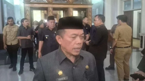 6aa7d9bc22416-gubernur-jambi-al-haris-saat-memberikan-keterangan-di-jambi-senin-149_488_274