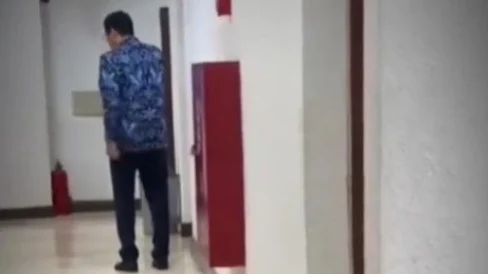 6aa87bae4a085-detik-detik-purbaya-dicopot-prabowo-terima-telepon-saat-masih-rapat-sebagai-menteri-keuangan_488_274