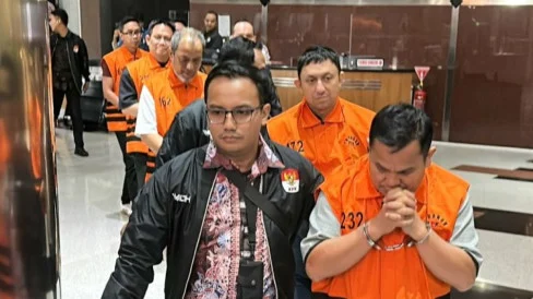 6aa96daf06c64-para-tersangka-ott-atrbpn-menuju-mobil-tahanan-setelah-menjalani-pemeriksaan-oleh-kpk-di-gedung-merah-putih-kpk-jakarta-selasa-1592026_488_274
