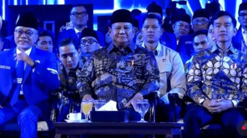 6aad696b91b92-prabowo-gibran-hadiri-puncak-hut-ke-28-pan-zulhas-singgung-alasan-pan-setia_488_274