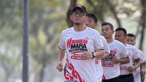 6aae8cfdb4419-wamen-haji-dan-umrah-ri-dahnil-anzar-simanjuntak-mengenakan-kaus-lari-hotline-bongkar-mafia-haji-dan-umrah_488_274
